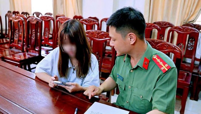 L.Q.A, cô gái thừa nhận đăng tải 37 bài viết về "hiện tượng lạ" ở Ninh Bình, trong buổi làm việc với cơ quan chức năng. Ảnh: Công an tỉnh Ninh Bình.
