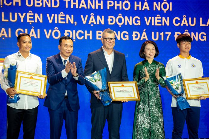 CLB Hà Nội đóng góp 9 thành viên trong thành phần U17 Việt Nam vượt qua vòng bảng U17 châu Á 2026 và giành vé dự World Cup U17 cùng năm gồm HLV trưởng Cristiano Roland, trợ lý Nguyễn Đại Đồng, trợ lý Lê Sỹ Phương cùng các cầu thủ Chu Bá Huấn, Trần Hoàng Việt, Nguyễn Khắc Minh Đức, Đào Quý Vương, Chu Ngọc Nguyễn Lực, Trần Mạnh Quân