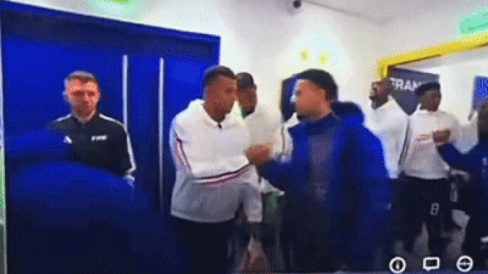 Kante và Mbappe phớt lờ nhau.