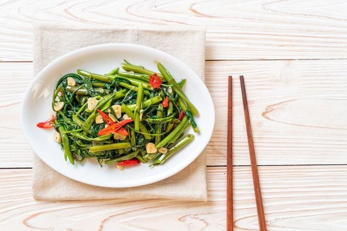  Rau muống xào tỏi là món ăn phổ biến trong bữa ăn hàng ngày trong nhiều gia đình Việt. Ảnh: Shutterstock. 