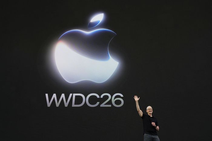  Tim Cook có lần cuối đứng trên sân khấu WWDC với cương vị CEO Apple. Ảnh: Bloomberg. 