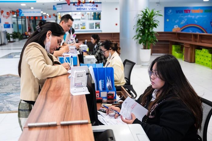 Người tham gia BHYT sẽ được quỹ bảo hiểm thanh toán một phần chi phí khám ngoại trú trái tuyến từ ngày 1/7. Ảnh: Đinh Hà.