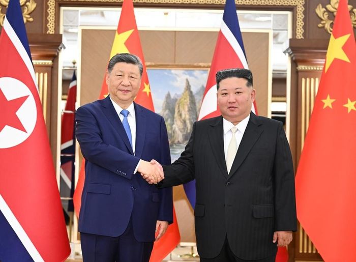 Tổng Bí thư, Chủ tịch Trung Quốc Tập Cận Bình hội đàm với nhà lãnh đạo Triều Tiên Kim Jong-un tại Nhà khách Kumsusan ở Bình Nhưỡng, ngày 8/6. Ảnh: Tân Hoa Xã.
