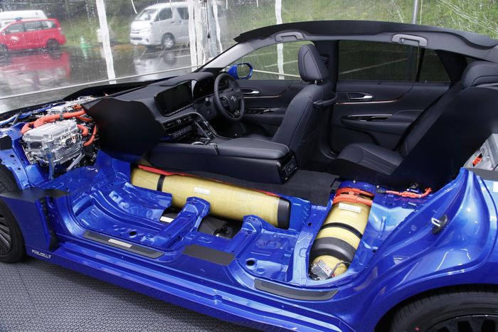  Toyota Mirai sử dụng các bình chứa hydrogen nén ở áp suất khoảng 10.000 psi với kết cấu nhiều lớp gia cường bằng sợi carbon nhằm đảm bảo an toàn và khả năng lưu trữ đủ nhiên liệu cho quãng đường dài. 