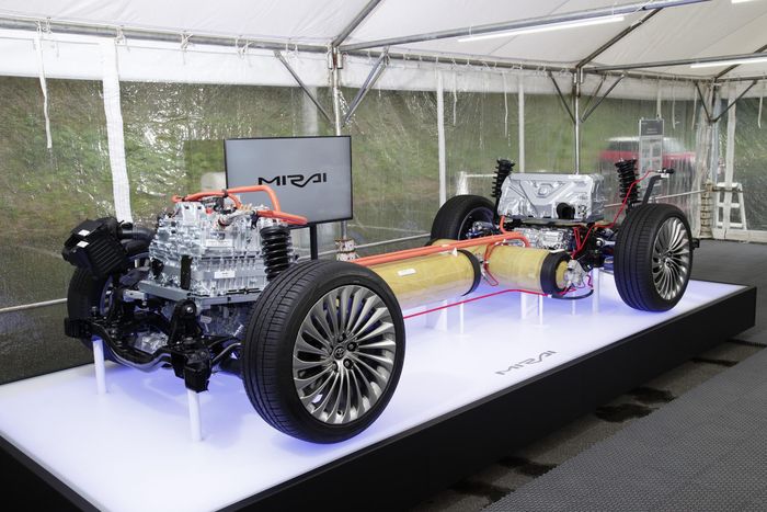  Điều đáng chú ý là bình hydrogen của Ferrari sẽ không nằm dưới sàn xe như bình nhiên liệu truyền thống, cũng không đặt dọc đường hầm trung tâm như trên Toyota Mirai. 