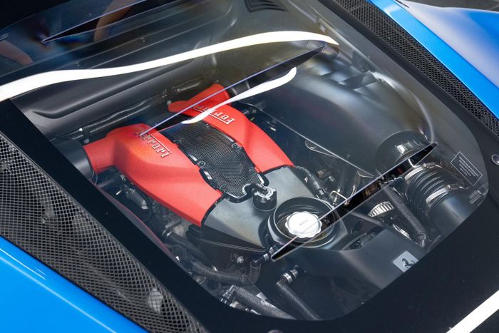  Ferrari bố trí cụm bình chứa ở vị trí cao phía sau khoang hành khách, nơi vốn thường được sử dụng làm khoang hành lý hoặc nằm phía trên động cơ trên các mẫu siêu xe động cơ đặt giữa. 