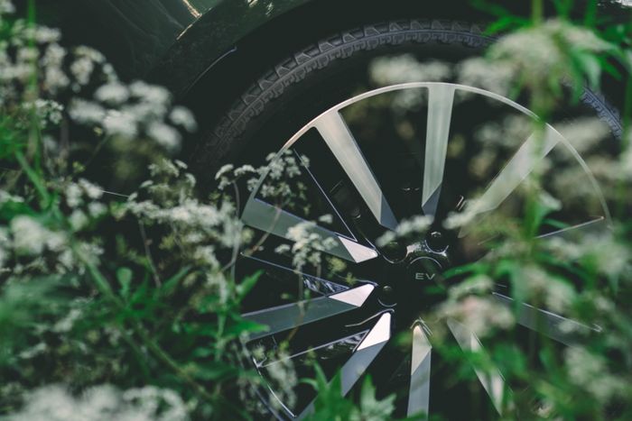  Đặc biệt hơn, mẫu SUV này được trang bị thiết kế mâm hoàn toàn mới, vốn chưa từng được sử dụng trên dòng Range Rover. Chụp mâm cũng mang huy hiệu EV. 