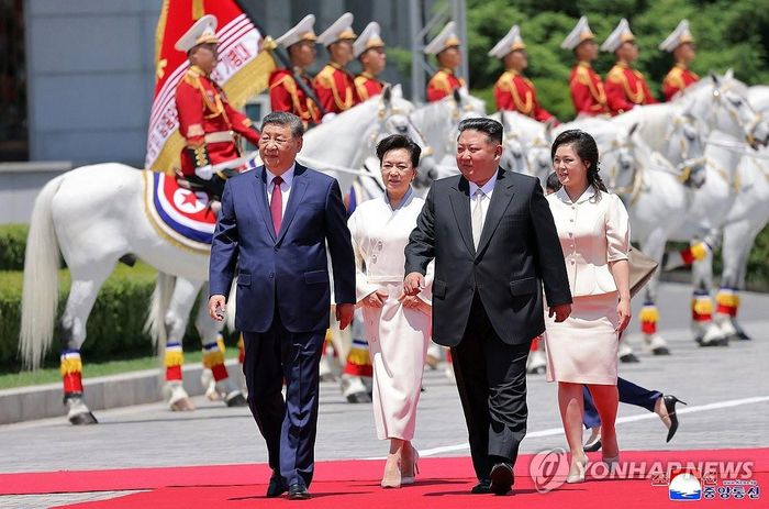 Chủ tịch Kim Jong Un đánh giá, kể từ thượng đỉnh Bắc Kinh vào tháng 9 năm ngoái, quan hệ song phương đã đạt nhiều tiến triển tích cực trên các lĩnh vực. Nhà lãnh đạo Triều Tiên khẳng định Bình Nhưỡng sẽ phối hợp chặt chẽ với Bắc Kinh để hiện thực hóa các đề xuất của Chủ tịch Tập Cận Bình, tạo đột phá mới cho tiến trình giao lưu và hợp tác toàn diện giữa hai quốc gia.