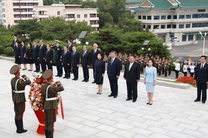Cùng ngày, Chủ tịch Tập Cận Bình và Phu nhân Bành Lệ Viện, cùng Chủ tịch Kim Jong Un và Phu nhân Ri Sol Ju, đã tới đặt vòng hoa tưởng niệm tại Tháp Hữu nghị Trung - Triều. Hai nhà lãnh đạo khẳng định giai đoạn hai quốc gia chiến đấu trong thập niên 1950 là ký ức lịch sử chung vĩnh cửu.