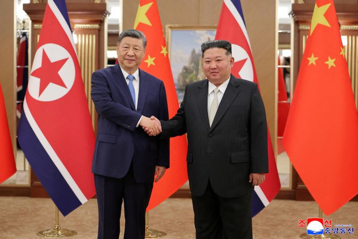 Theo Xinhua, ngày 9/6, tại Bình Nhưỡng, Tổng Bí thư, Chủ tịch Trung Quốc Tập Cận Bình và Tổng Bí thư, Chủ tịch Quốc vụ Triều Tiên Kim Jong Un đã thống nhất phương hướng phát huy mối quan hệ hữu nghị truyền thống qua các thế hệ.