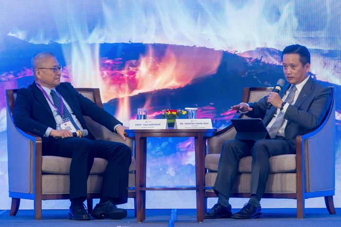 TS. Nguyễn Hùng Sơn, Giám đốc Học viện Ngoại giao (phải) và GS. Diêm Học Thông, Đại học Thanh Hoa, Trung Quốc tại phiên thảo luận chuyên đề trong khuôn khổ Diễn đàn Tương lai ASEAN 2026 ngày 9/6.