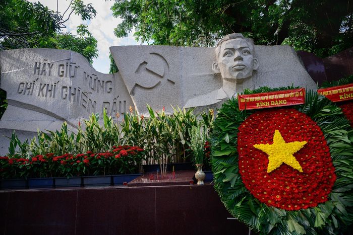 Trước khi trở thành công viên, khu đất này từng là nghĩa địa Chí Hòa, hay còn gọi là nghĩa trang Đô Thành, một trong những nghĩa trang lớn nhất Sài Gòn xưa. Khu vực sảnh công viên Lê Thị Riêng ngày nay từng là nơi phát hiện phần mộ của cố Tổng Bí thư Trần Phú vào năm 1999, sau 68 năm ông hy sinh. Để ghi nhớ sự kiện này, một bia tưởng niệm đã được đặt tại đây.