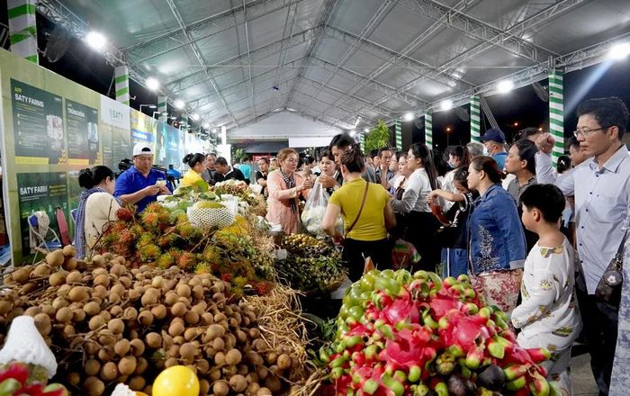 Các gian hàng trái cây tươi thu hút đông đảo du khách tại lễ hội trái cây Đồng Tháp lần thứ I. Ảnh: UBND tỉnh Đồng Tháp.