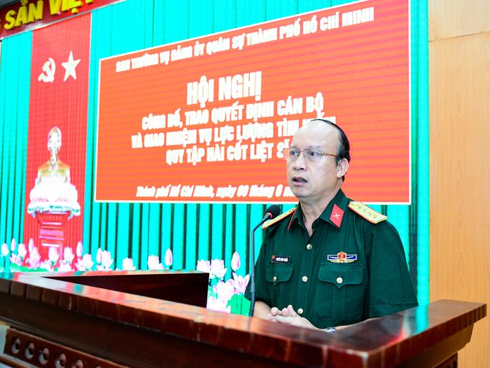 Đại tá Nguyễn Đình Chuẩn phát biểu giao nhiệm vụ trong hội nghị chiều 9/6. Ảnh: Hữu Tân/Bộ Tư lệnh TP.HCM.