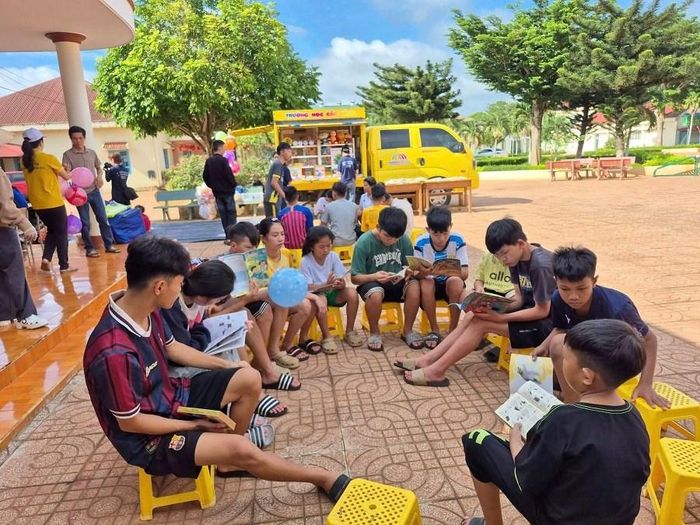 Các em tại Trung tâm Bảo trợ xã hội và Trẻ em tỉnh hào hứng tham gia đọc sách từ chiếc xe lưu động “Thư viện mùa Xuân”