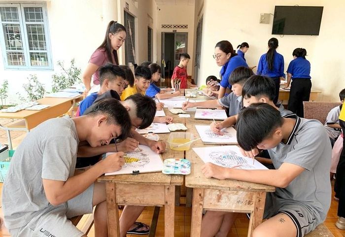 Hoạt động vẽ tranh tại chương trình thu hút đông đảo sự tham gia của các em tại Trung tâm Bảo trợ xã hội và Trẻ em tỉnh