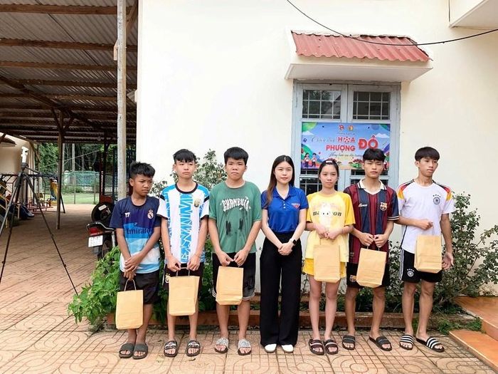 Các em tại Trung tâm Bảo trợ xã hội và Trẻ em tỉnh nhận những phần quà ý nghĩa từ chương trình