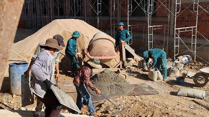 Lực lượng quân đội và công an trực tiếp có mặt tại công trường, góp phần quan trọng trong việc đẩy nhanh tiến độ thi công, san sẻ áp lực nhân lực và đảm bảo kế hoạch chung của dự án