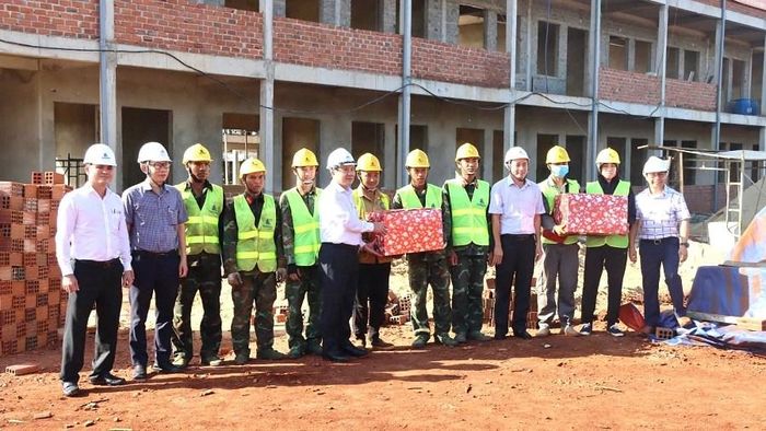 Các sở, ngành và chủ đầu tư ra công trường kiểm tra, động viên các đơn vị thi công