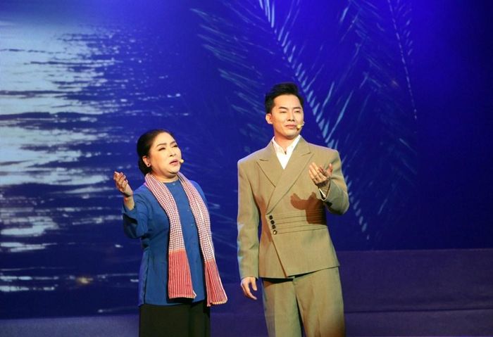 NSƯT Phượng Hằng và Lê Hậu thể hiện tiết mục "Nỗi buồn mẹ tôi"