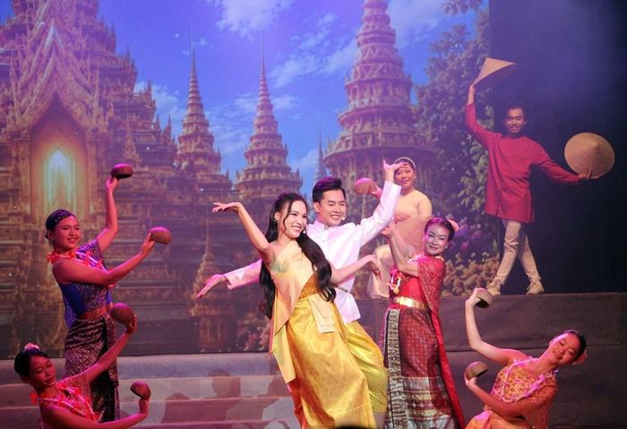 Lê Hậu và Mi Anh trong ca khúc "Sóc sờ bai Sóc Trăng" mang màu sắc Khmer Nam Bộ