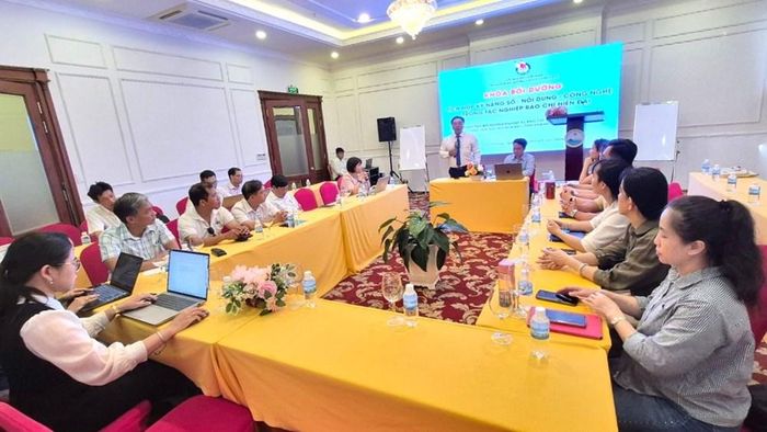 Ông Đoàn Minh Long, Chủ tịch Hội Nhà báo tỉnh Khánh Hòa chia sẻ thông tin với các phóng viên về lớp bồi dưỡng nghiệp vụ báo chí