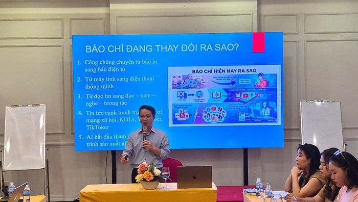 Chuyên gia công nghệ chia sẽ với các phóng viên, nhà báo về sự thay đổi của báo chí trong chuyển đổi số