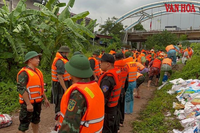 Lực lượng chức năng hộ đê sông Cầu, phường Phan Đình Phùng (Thái Nguyên) khi mực nước dâng cao, ghi nhận thời điểm tháng 10.2025