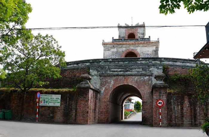 Gần khu vực cửa Chánh Tây (mặt bên trong Kinh thành Huế) được người dân kể lại có mộ tập thể các liệt sĩ vào năm 1968