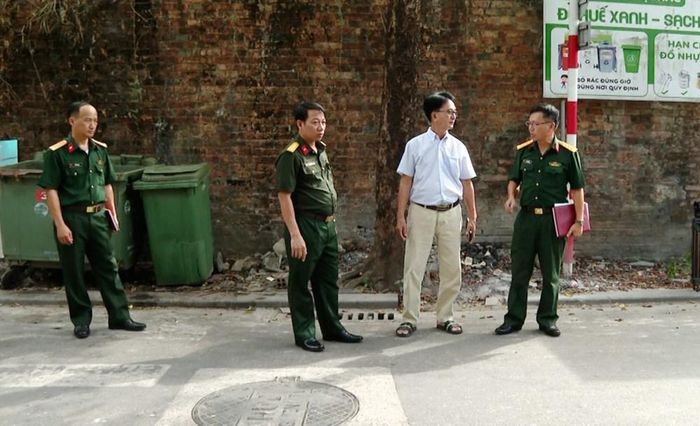 Đại diện Bộ Chỉ huy Quân sự TP. Huế khảo sát khu vực nghi có mộ tập thể liệt sĩ. Ảnh: LVS