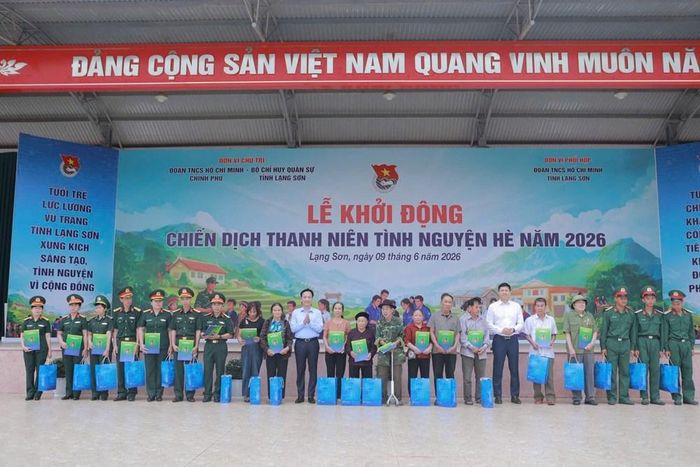 Chương trình trao tặng các món quà tặng ý nghĩa cho các đơn vị trong chương trình