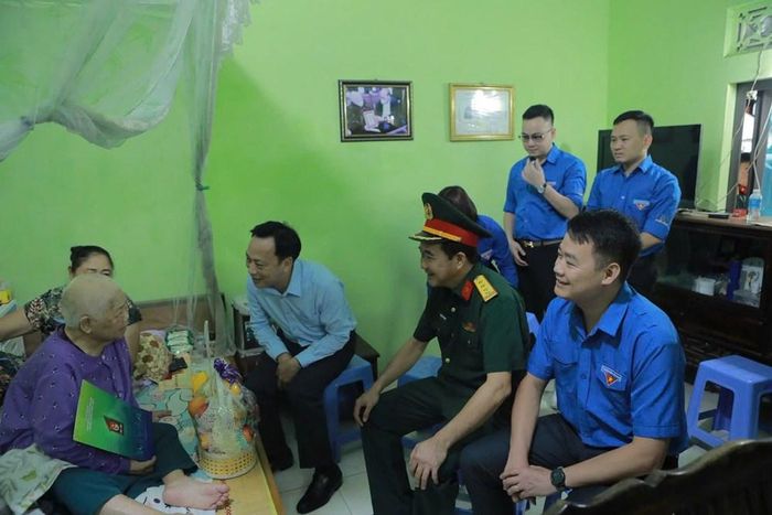 Phó Bí thư Đảng ủy Chính phủ Lại Xuân Lâm cùng các đơn vị đi thăm hỏi, tặng quà các gia đình có hoàn cảnh khó khăn