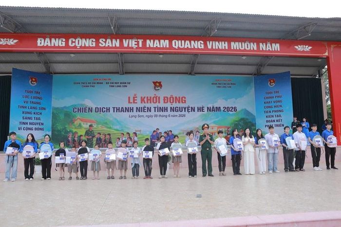 Trao tặng 80 suất quà cho học sinh giỏi có hoàn cảnh khó khăn