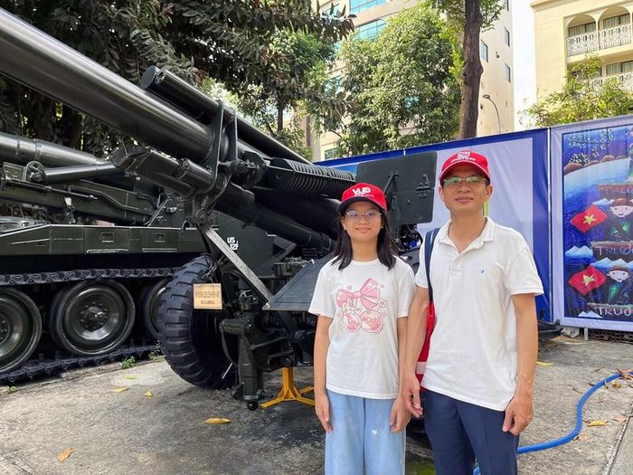 Anh Nguyễn Mạnh Linh (TP. Đà Nẵng) cùng con tìm hiểu các hiện vật lịch sử trong chuyến tham quan tại Bảo tàng Chứng tích Chiến tranh
