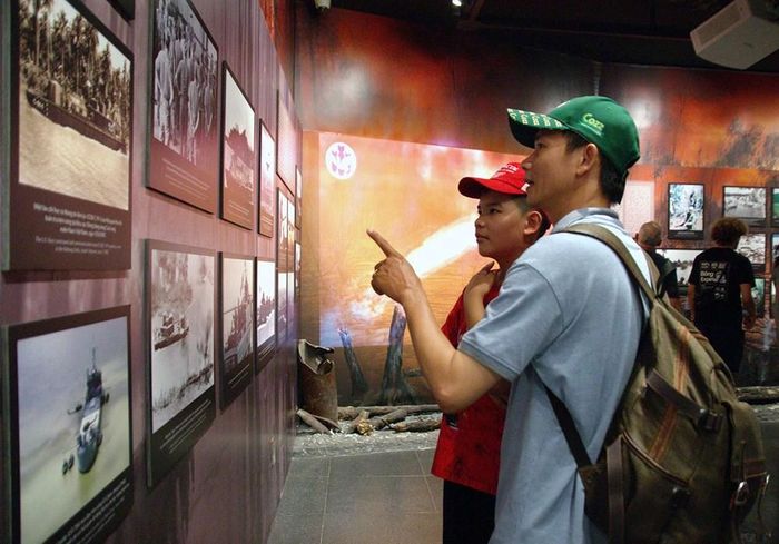Chuyến đi hè trở nên ý nghĩa hơn khi cha mẹ cùng con trẻ chia sẻ những góc nhìn về quá khứ qua từng bức ảnh tư liệu