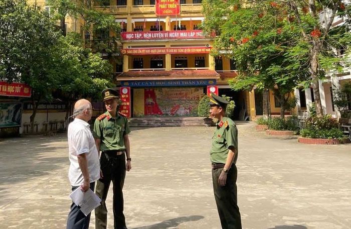 Công an phường Hạc Thành kiểm tra các điều kiện thi tại điểm thi Trường THPT Lý Thường Kiệt. Ảnh: Tống Hương