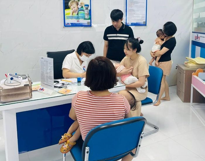 Phụ huynh cần đưa con đi tiêm đúng lịch