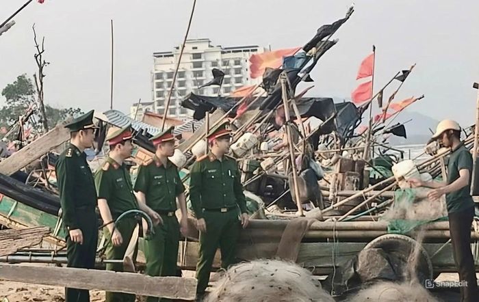 Lực lượng chức năng tăng cường tuyên truyền, vận động ngư dân chấp hành các quy định về chống khai thác hải sản bất hợp pháp (IUU). Ảnh: Công an Thanh Hóa
