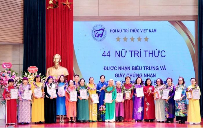 Bà Bùi Thị Minh Hoài, Ủy viên Bộ Chính trị, Bí thư Trung ương Đảng, Chủ tịch UBTƯ MTTQ Việt Nam; bà Lê Thị Thủy, Ủy viên Trung ương Đảng, Phó Chủ tịch UBTƯ MTTQ Việt Nam, Chủ tịch Hội LHPN Việt Nam và PGS.TS Nguyễn Đức Minh, Phó Chủ tịch Viện Hàn lâm khoa học và xã hội Việt Nam trao tặng biểu trưng cho các nữ trí thức tiêu biểu