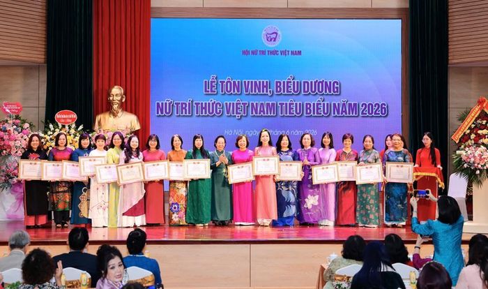Bà Nguyễn Thị Doan, nguyên Ủy viên Trung ương Đảng, nguyên Phó Chủ tịch nước, Chủ tịch danh dự Hội Nữ trí thức Việt Nam trao tặng Bằng khen của Hội Nữ trí thức Việt Nam cho các hội viên có đóng góp tích cực trong giai đoạn 2021-2026