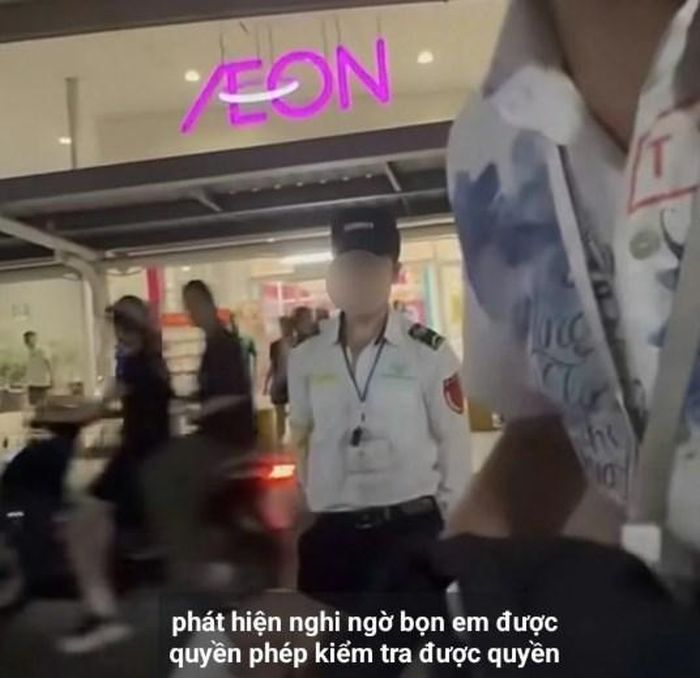 Sau khi nhiều người dân bày tỏ bức xúc trước hành động của nhân viên siêu thị, một nam nhân viên khác mới kiểm tra hóa đơn mua hàng của khách tại chỗ. Ảnh cắt từ clip