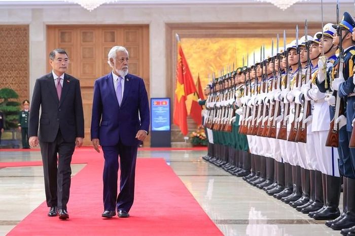 Thủ tướng Lê Minh Hưng và Thủ tướng Cộng hòa Dân chủ Timor-Leste Kay Rala Xanana Gusmão duyệt Đội Danh dự Quân đội nhân dân Việt Nam