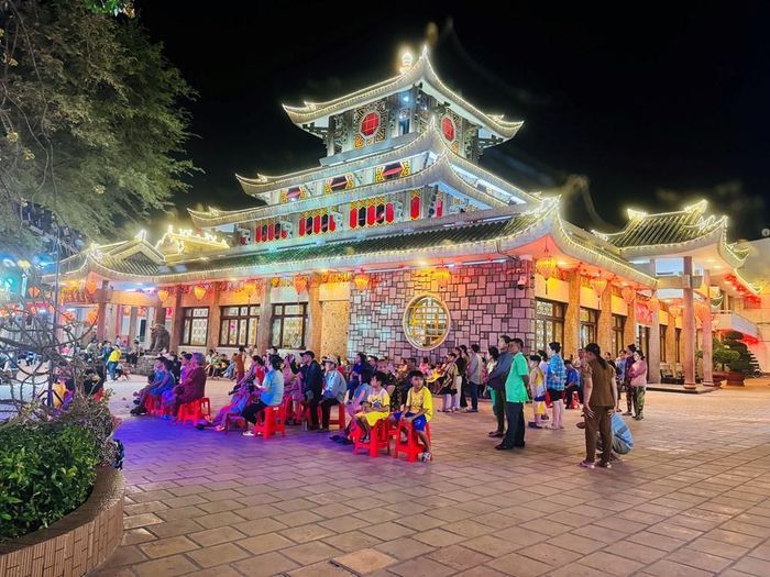 Khách du lịch đến với Miếu bà Chúa Xứ núi Sam phường Vĩnh Tế, tỉnh An Giang