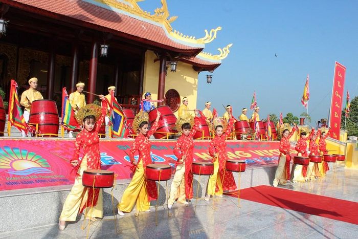 Tiết mục trống hội tại Lễ giỗ Tổ Hùng Vương xã Tân Hiệp, tỉnh An Giang