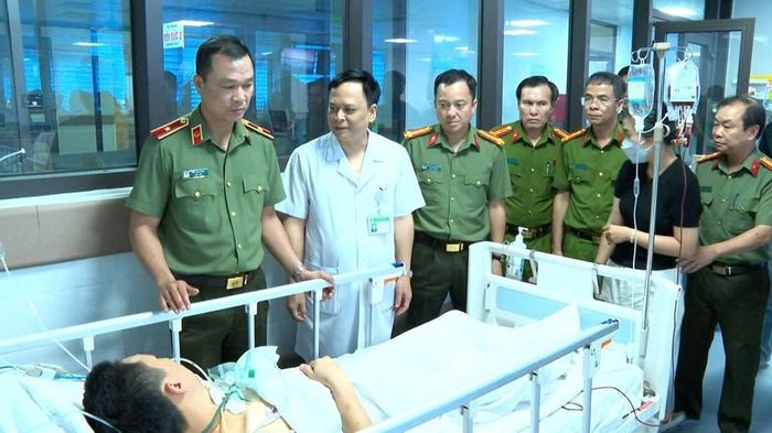 Lãnh đạo Công an tỉnh Thanh Hóa thăm hỏi, động viên Trung tá Phạm Ngọc Khánh và gia đình tại bệnh viện. Ảnh: Công an Thanh Hóa