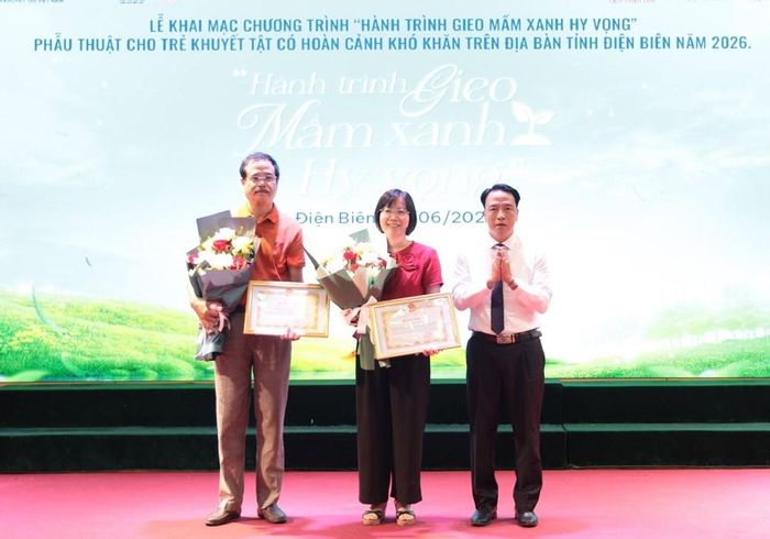 Trao tặng Bằng khen của UBND tỉnh Điện Biên cho 2 cá nhân có thành tích xuất sắc trong hoạt động nhân đạo, khám chữa bệnh cho trẻ em khuyết tật tại Điện Biên