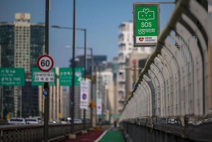 Một điện thoại khẩn cấp "life-line" trên cầu Mapo (Seoul), công trình được lắp đặt nhằm hỗ trợ những người có nguy cơ tự tử. Ảnh: Newsis