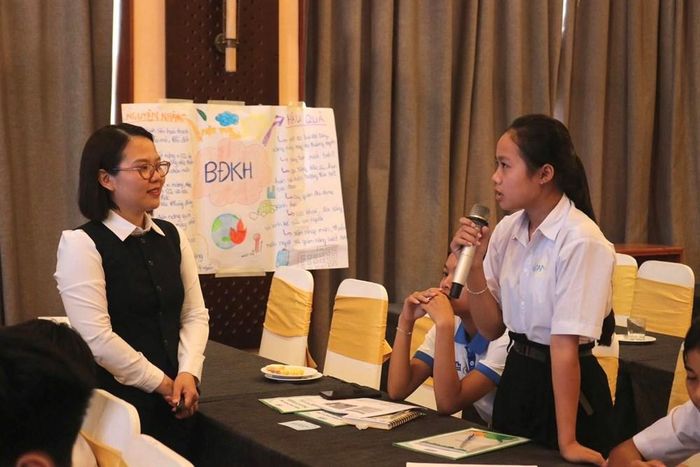 Các em học sinh tham gia buổi tập huấn đặt câu hỏi với ban tổ chức