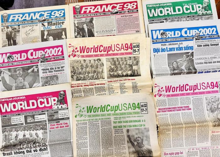 Nhiều số báo tin nhanh các kỳ World Cup, EURO vẫn được ông gìn giữ như pho tư liệu quý về bóng đá. Ảnh: Trung Nghĩa