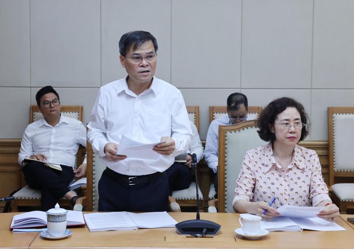 Chủ tịch Ủy ban nhân dân tỉnh Quảng Ninh Bùi Văn Khắng trình bày báo cáo về Đề án. Ảnh: Lâm Khánh - TTXVN